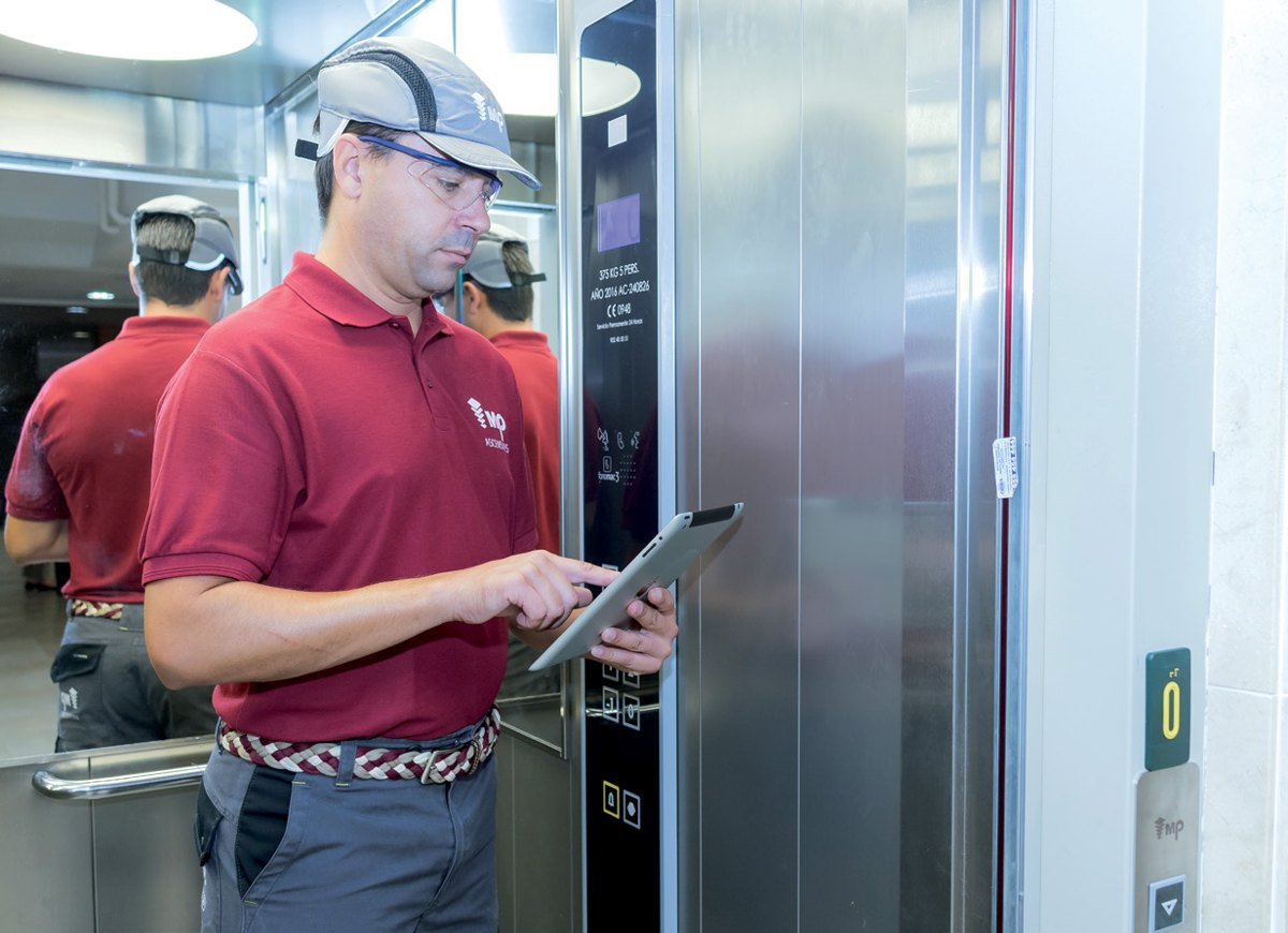 MP service engineer with connected-lift diagnostics
