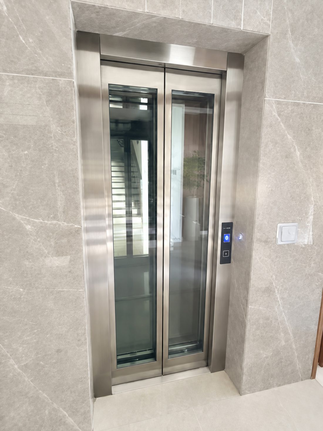 X1 Aria — landing door closed